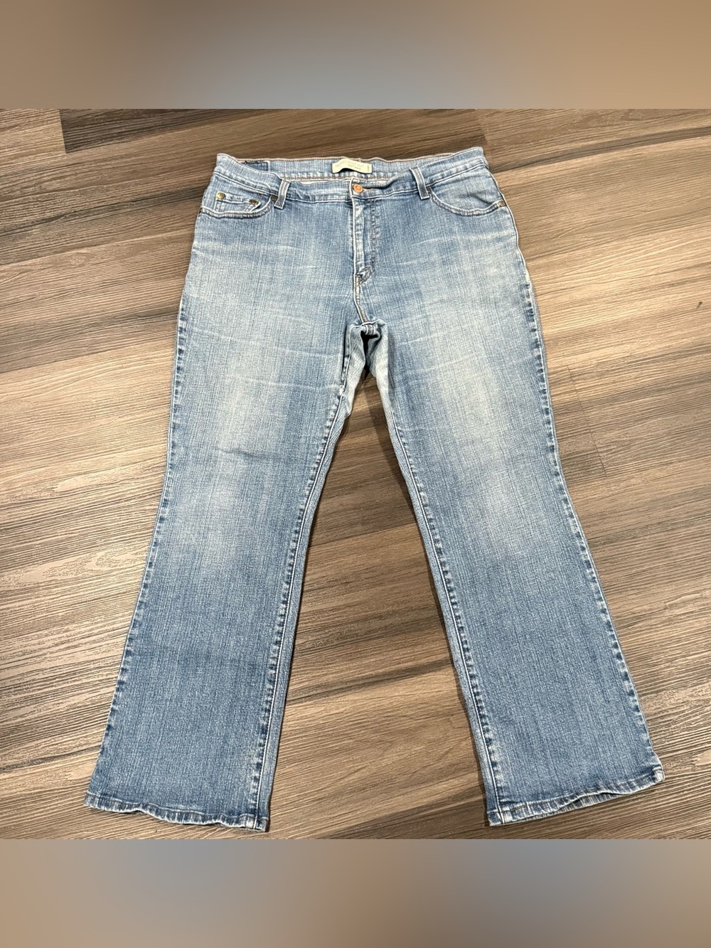 Levi’s 550 Women’s Relaxed Bootcut Jeans Size 14 Short Light Wash